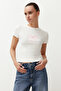 Ekru Kurdele Baskılı Fitted/Vücuda Oturan Fitilli Esnek Örme T-Shirt TWOSS24TS00231