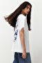 Beyaz %100 Pamuk Sırt ve Ön Baskılı Oversize/Rahat Kesim Örme T-Shirt TWOSS24TS00234 - 2
