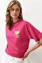 Fuşya Pembe %100 Kalın Pamuklu Sırt ve Ön Baskılı Oversize/Rahat Kesim Örme T-Shirt TWOSS24TS00233 - 3
