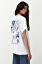 Beyaz %100 Pamuk Sırt ve Ön Baskılı Oversize/Rahat Kesim Örme T-Shirt TWOSS24TS00234