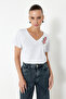 Beyaz %100 Pamuk Regular/Normal Kalıp Nakışlı V Yaka Örme T-Shirt TWOSS24TS00266 - 3