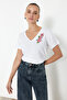 Beyaz %100 Pamuk Regular/Normal Kalıp Nakışlı V Yaka Örme T-Shirt TWOSS24TS00266
