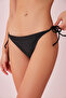 قاع بيكيني رفيع برباط