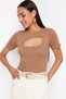 Kahverengi Cut Out Detaylı Vücuda Oturan Bisiket Yaka Crop Fitilli Esnek Örme Bluz TWOSS22BZ0355