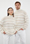 Bej Casual Oversize Balıkçı Yaka Çizgili Triko Kazak TMNAW24KZ00017