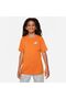 B NSW Tee Emb Futura - Comfortable Fit