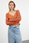 Orange Crop Basic Strickpullover mit V-Ausschnitt TWOAW24KZ01214