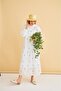 فستان أزرق كبير الحجم مطرز وأزرار