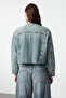 Mavi Soluk Efekt Vintage Yaka Detaylı Crop Denim Ceket TWOAW25CE00004 - 5