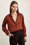 قميص من الساتان منقوش بنقاط البولكا