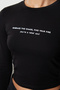 Siyah Slogan Baskılı Vücuda Oturan Crop Esnek Örme Bluz TWOAW25BZ00148 - 5