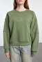 Haki Bisiklet Yaka Regular Fit Nakışlı Kalın İçi Polarlı Örme Sweatshirt TWOAW24SW00199 - 3