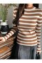 بلوزة نسائية ذات ياقة نصف دائرية مخططة باللون الأبيض - 4