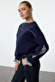 Lacivert Dokuma Detaylı Relaxed/Rahat Kalıp Kalın İçi Polarlı Örme Sweatshirt TWOAW25SW00079
