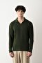 سترة تريكو من الفولاذ الفاخر بلون سادة ورقبة على شكل حرف V