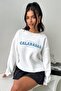 سويت شيرت نسائي أبيض من Calabasas Fetch ذو رقبة دائرية ومطبوع