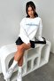 سويت شيرت نسائي أبيض من Calabasas Fetch ذو رقبة دائرية ومطبوع - 6