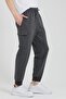بنطلون رياضي رجالي من Cargo Pocketed Jogger Fit بلون أنثراسايت
