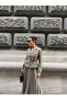 طقم Elizabeth Gold مكوّن من بليزر بأزرار وحزام مع تنورة طويلة بكسرات - 6