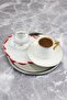 طقم مفرش أطباق مطرز باللون الأحمر المتدرج مكون من 4 قطع ومنديل كوكتيل - 3