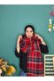 وشاح وشال منقوش باللون الأحمر من الطراز الاسكتلندي