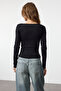 Siyah Viskon/Yumuşak Kumaşlı Fitted Büzgü/Drape Detaylı Kayık Yaka Esnek Örme Bluz TWOAW25BZ00225 - 5