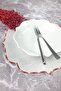 طقم مفرش أطباق مطرز باللون الأحمر المتدرج مكون من 4 قطع ومنديل كوكتيل - 2
