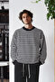 Siyah-Beyaz Oversize/Geniş Kesim Yumuşak Dokulu Çizgili Şardonsuz Sweatshirt TMNAW25SW00169 - 2