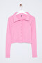 Pembe Düğme Detaylı Vücuda Oturan Crop Polo Yaka Fitilli Esnek Örme Bluz TWOAW22BZ0522 - 6