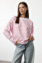 Pembe Çizgili Oversize/Geniş Kesim Bisiklet Yaka İnce Örme Sweatshirt TWOAW23SW00326