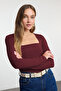 Koyu Bordo Kare Yaka Büzgü/Drape Detaylı Fitted/Vücuda Oturan Örme Bluz TWOAW25BZ00194