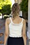 بلوزة قصيرة منسوجة يدويًا ومزخرفة بحزام - 5