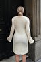 فستان تريكو نسائي قصير بياقة دائرية ومضلع باللون البيج - 5
