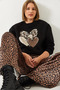 سويت شيرت نسائي أسود بطبعة قلب ثلاثي بنقشة الفهد 60601034 - 5