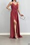 فستان سهرة طويل من القماش اللامع بياقة مزدوجة الصدر باللون الأحمر الفاتح