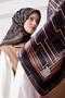 وشاح حريري بنمط مكعب أسود