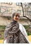 شال من القطن الناعم بنقشة الفهد باللون البني الحليبي - 2