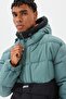 سترة Progressive Utility Pullover Puffer للرجال بسحاب نصف واحد وقلنسوة قابلة للنفخ باللون الأسود والأخضر - 5