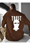 تي شيرت مطبوع كبير الحجم من Trust
