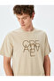 تي شيرت قطني بأكمام قصيرة وقصة عادية وياقة دائرية وشعار مطبوع