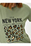 تي شيرت مطبوع بياقة دائرية وأكمام قصيرة - 5