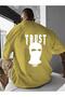 تيشيرت بطبعة TRUST، قصة واسعة / فضفاضة (أوفرسايز)