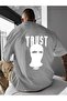 تي شيرت مطبوع كبير الحجم من Trust