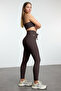 Kahverengi Fırçalı Soft Kumaş Cep ve Bağlama Detaylı Tam Boy Örme Spor Tayt THMAW25TY00014