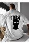 تيشيرت بطبعة TRUST، قصة واسعة / فضفاضة (أوفرسايز)
