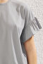 Gri %100 Pamuk Fırfır Detaylı Basic Bisiklet Yaka Örme T-Shirt TWOSS22TS2429 - 7