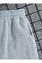 بنطال رياضي مضلع بأرجل عادية مطبوع عليه جرافيتي - 3