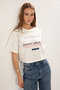 Ekru %100 Kalın Pamuklu Relaxed/Rahat Kalıp Yüksek Slogan Baskılı Örme T-Shirt TWOSS25TS00079