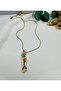 تعانق قلادة الزوجين