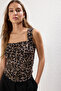 Kahverengi Astarlı Leopar Baskılı Tül Vücuda Oturan Crop Fiyonk Detaylı Örme Bluz TWOSS25BZ00033